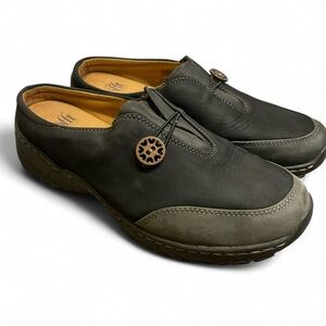 Söfft Women's 7.5MW Black Leather Slip-On Clogs Mules Comfort Heart Button